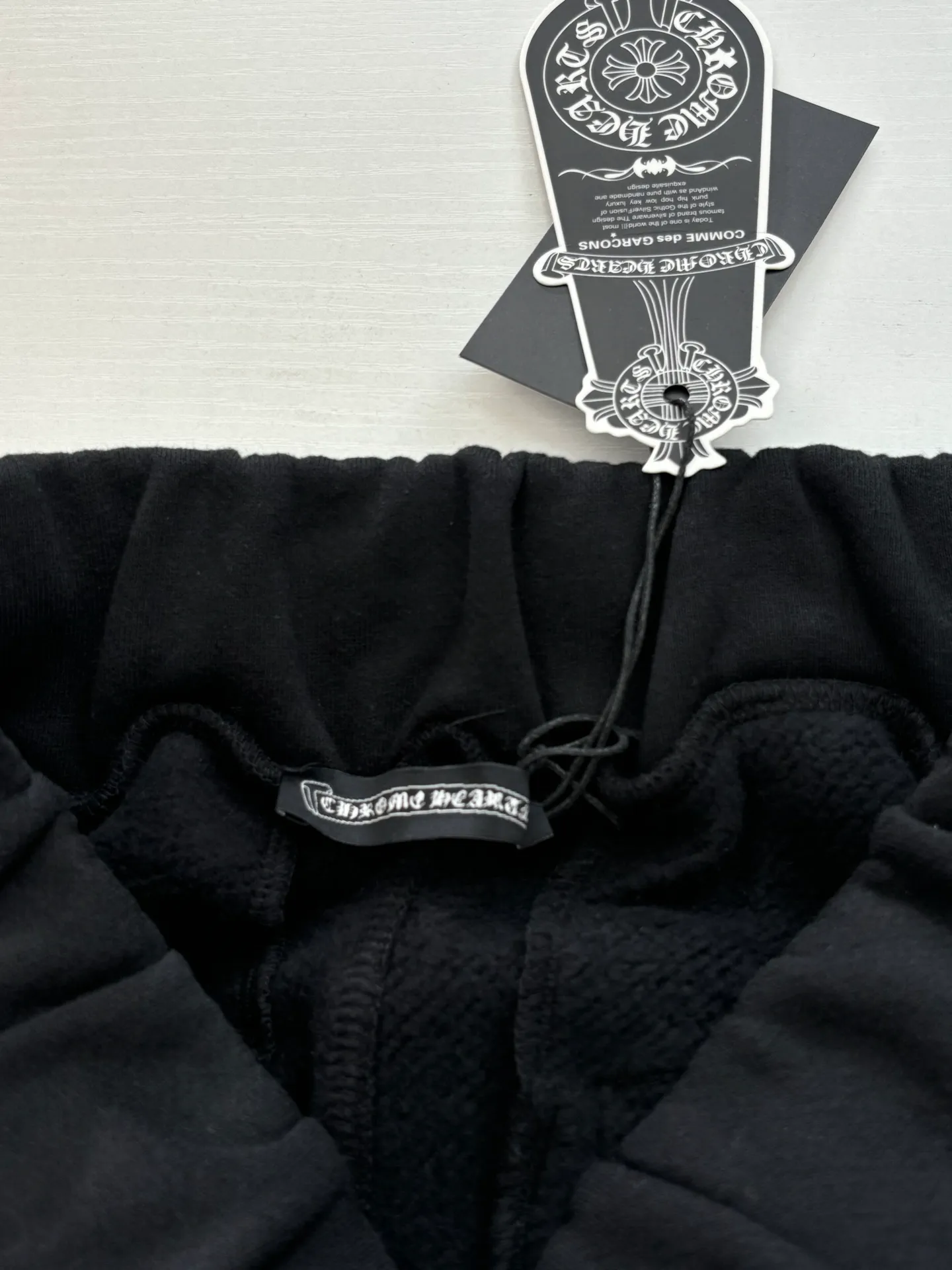 P366 Chrome Heart*/Chrome Heart Ch Sanskrit black loose-fitting leggings sweatpants. Made of high-weight velvet cotton fabric, which combines warmth and crisp texture. The version is the popular "wide at the top and narrow at the bottom" leggings silhouette. It is equipped with a drawstring waistband, double side pockets and back pockets. While maintaining a casual street feel, it highlights the tonality of luxury items through high-tech printing and fabric texture. Size: S/M/L